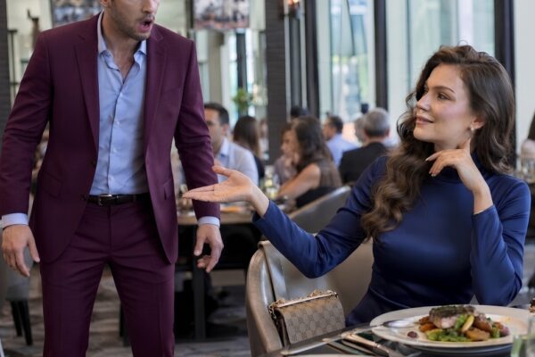 Una lujosa velada en el restaurante más exclusivo de la metrópoli parecía el escenario menos probable para que un modesto empleado descubriera la verdad más inquietante sobre la mujer que controlaba su destino profesional. Decidido a rehacer su vida tras años de soledad y sacrificios silenciosos, un humilde analista contable y padre soltero de una pequeña niña de cinco años aceptó acudir a una cita a ciegas a través de un perfil anónimo en una plataforma privada, concertada tras semanas de conversaciones profundas donde ambos compartieron confidencias íntimas, miedos y esperanzas. Vestido con su único traje decente y con la timidez de quien no está habituado a los lujos, el hombre ingresó al salón reservado con una flor modesta en la mano, esperando encontrarse con una profesora de música tranquila como rezaba la descripción del perfil digital. Sin embargo, en el instante en que levantó la mirada hacia la mesa central iluminada por velas, la sangre se le heló por completo: sentada con un elegante vestido de noche y una compostura implacable estaba nada menos que la directora general y dueña absoluta del conglomerado donde él trabajaba, una ejecutiva conocida en todo el sector financiero por su frialdad despiadada y por no tolerar la menor distracción personal entre sus subordinados.  El terror a ser despedido de inmediato, a perder el seguro médico que cubría los tratamientos de su hija y a ser acusado de insolencia corporativa se apoderó del empleado en una milésima de segundo. Presa del pánico y temiendo que todo fuera una trampa deliberada del departamento de auditoría interna para evaluar su disciplina fuera del horario laboral, el padre soltero dio media vuelta sobre sus talones e intentó huir hacia la salida de emergencia del establecimiento antes de ser reconocido. Pero sus pasos apresurados fueron inútiles: antes de que lograra cruzar las puertas batientes del vestíbulo, unos pasos firmes de tacón resonaron detrás de él y una mano suave pero decidida lo tomó con firmeza de la manga de la chaqueta. Acorralado contra el ventanal y con la mirada gacha esperando una humillación fulminante, el hombre quedó completamente paralizado cuando la temida empresaria se inclinó hacia su oído y, con un tono cargado de ternura y vulnerabilidad que jamás había mostrado en las oficinas centrales, susurró una frase que desmontó todas sus certezas: «Soy tu cita a ciegas».  La atmósfera se volvió sofocante y el desconcierto se transformó en una tormenta emocional de dimensiones mayúsculas. Aquella cita no era una coincidencia desafortunada ni una broma de mal gusto: la poderosa ejecutiva admitió que sabía perfectamente quién era él desde hacía meses. No solo había leído cada uno de los mensajes sinceros que el modesto padre enviaba al caer la noche sobre su devoción por su hija huérfana, sino que ella misma había utilizado la identidad anónima para escapar del aislamiento asfixiante de su fortuna y conectar con un hombre cuya integridad moral superaba con creces a los pretendientes hipócritas de su círculo social. Sin embargo, el instante íntimo fue interrumpido abruptamente por la llegada de tres fotógrafos de prensa económica y miembros del consejo directivo del consorcio, quienes venían siguiendo a la presidenta para destapar un supuesto escándalo de favoritismo interno y forzar su destitución inmediata ante la junta de accionistas.  Con los miembros del directorio amenazando con utilizar las fotografías de ese encuentro privado para arruinar la reputación de la directora y acusar al humilde padre de tráfico de influencias corporativas, el secreto sobre el origen de la niña y la insólita propuesta que la empresaria formuló ante los medios de comunicación amenazan con cambiar las reglas del juego para siempre.  Descubre todos los detalles de este inesperado encuentro, las conspiraciones que salieron a la luz y el emocionante desenlace en el reportaje especial disponible en nuestra plataforma.  ¿Crees que el amor verdadero es capaz de romper cualquier barrera de jerarquía laboral y clase social, o piensas que mezclar los sentimientos con el trabajo siempre termina en un desastre inevitable?